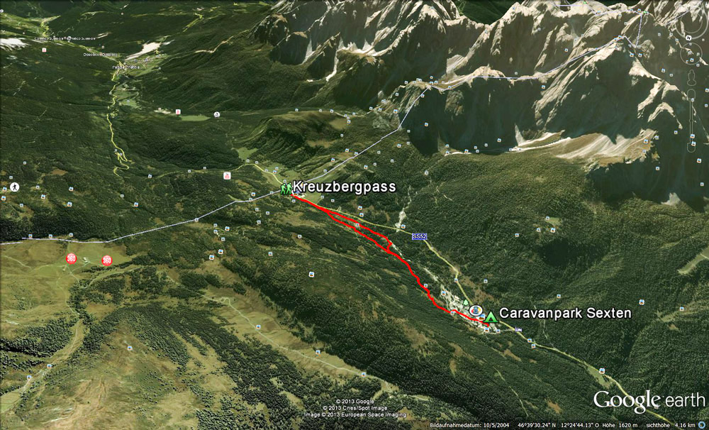 Nach dem Frühstück wollen wir eine Wanderung zum Kreuzbergpass unternehmen. Eine 5 km lange aber nicht sehr anspruchsvolle Strecke durch den zauberhaften Winterwald im Sextental entlang des Weissbaches...