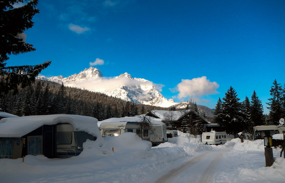 ...Wintercampen in Sexten, hinten sieht man die Pragser Dolomiten...