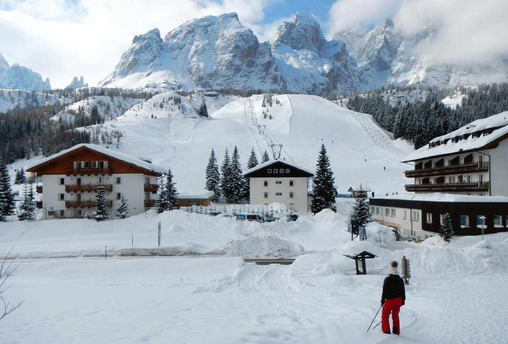 ...das Schigebiet am Kreuzbergpass bei bester Schneelage, zugleich auch höchster Punkt unserer Wanderung, dahinter die Dolomiten (Rotwandmassiv)...