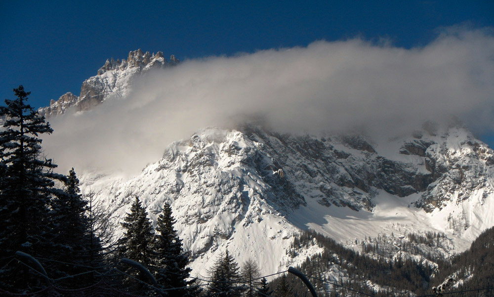 ...besteigt eine Gondel und landet kurz darauf im Schigebiet Rotwand (Croda Rossa) welches wiederum mit den Gebieten Kreuzberg und Helm verbunden ist, Blick auf die Dreischusterspitze (3152 m), darunter befindet sich das berühmte Fischleintal...