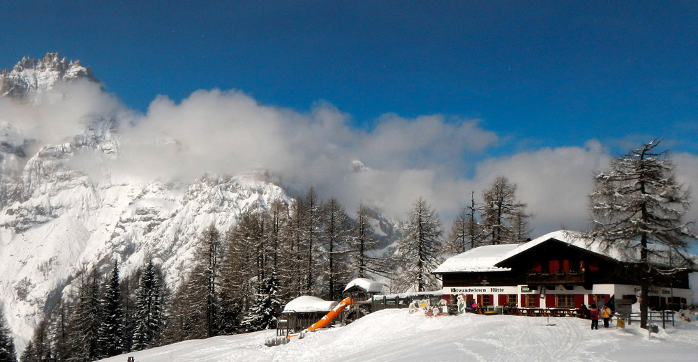 ...Die Rotwandwiesen Hütte auf 1924 m, da wollen wir später einkehren, aber noch sind wir nicht müde, let´s skiing !!!