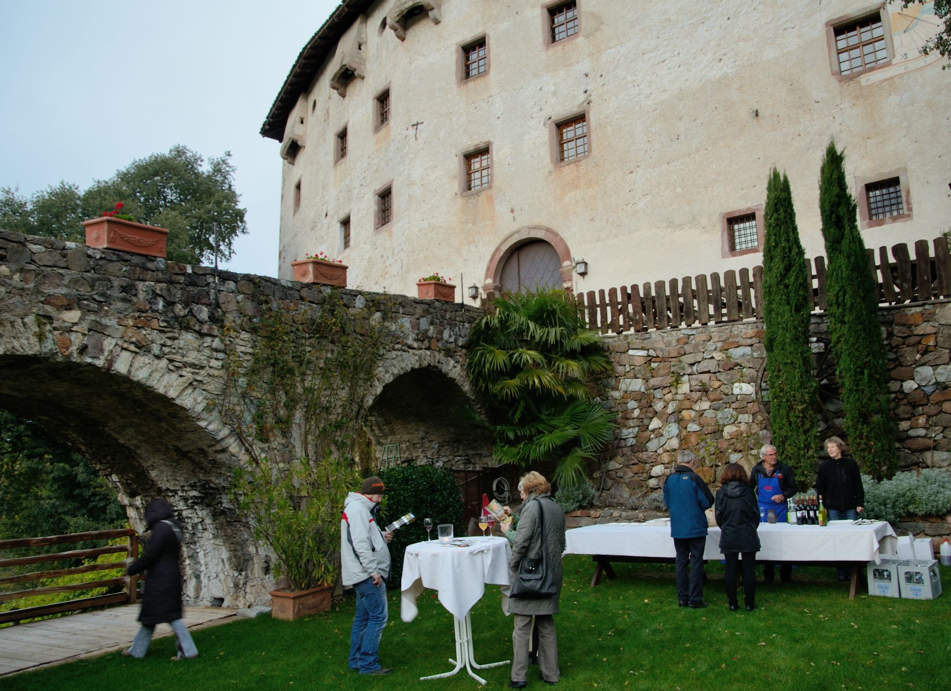 Vor Castel Katzenzungen wird ein Aperitif und gebratene Kastanien serviert und langsam treffen alle Teilnehmer ein. Insgesamt sind wir dann fast 100 Leute! Italiener, Schweizer, Deutsche, Österreicher, Holländer, Tschechen...