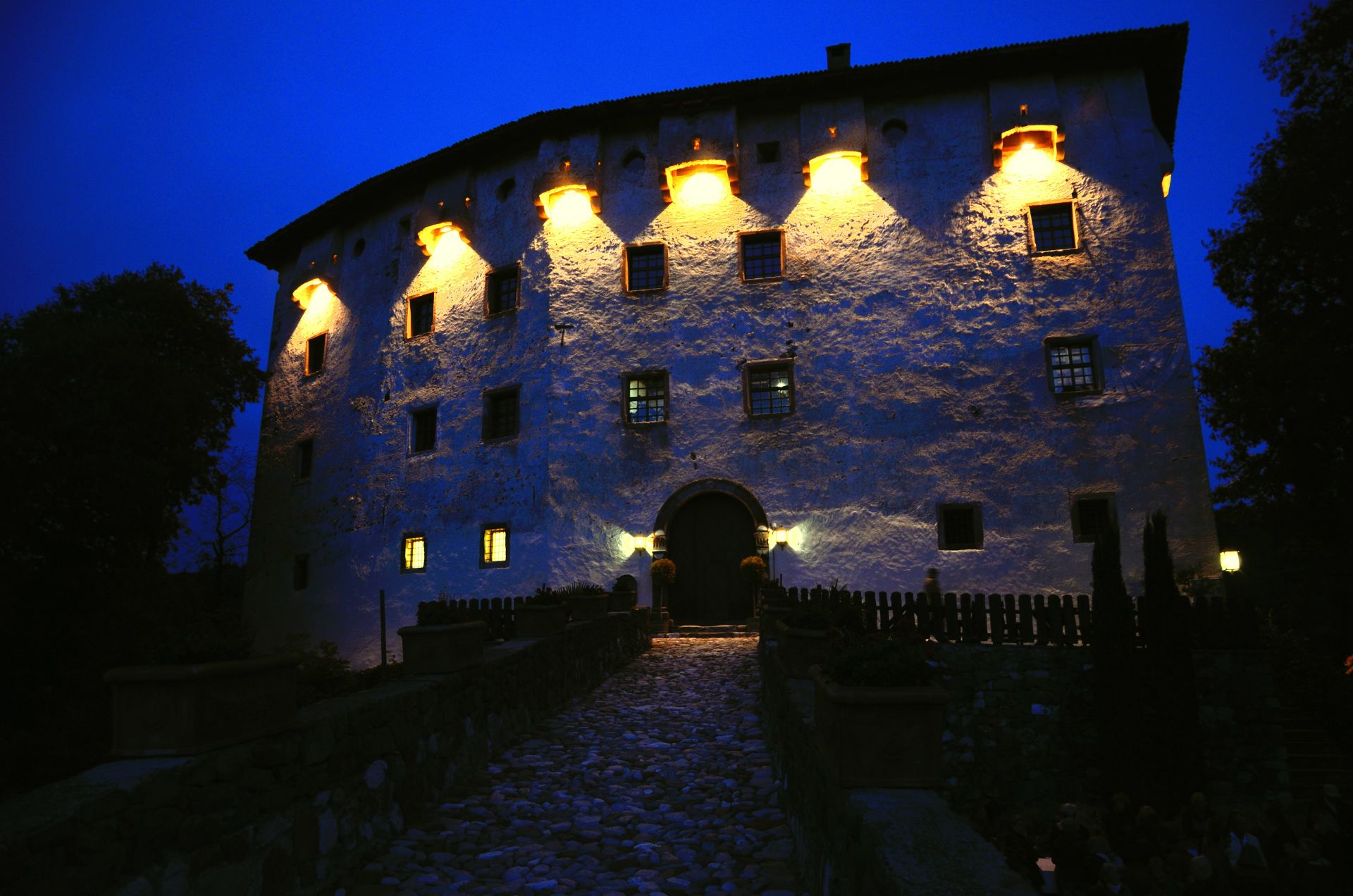 ...Dann ruft der Schlossherr und der Veranstaltungsleiter zum Aufbruch, die Führung durch das 800 Jahre alte Schloss beginnt...