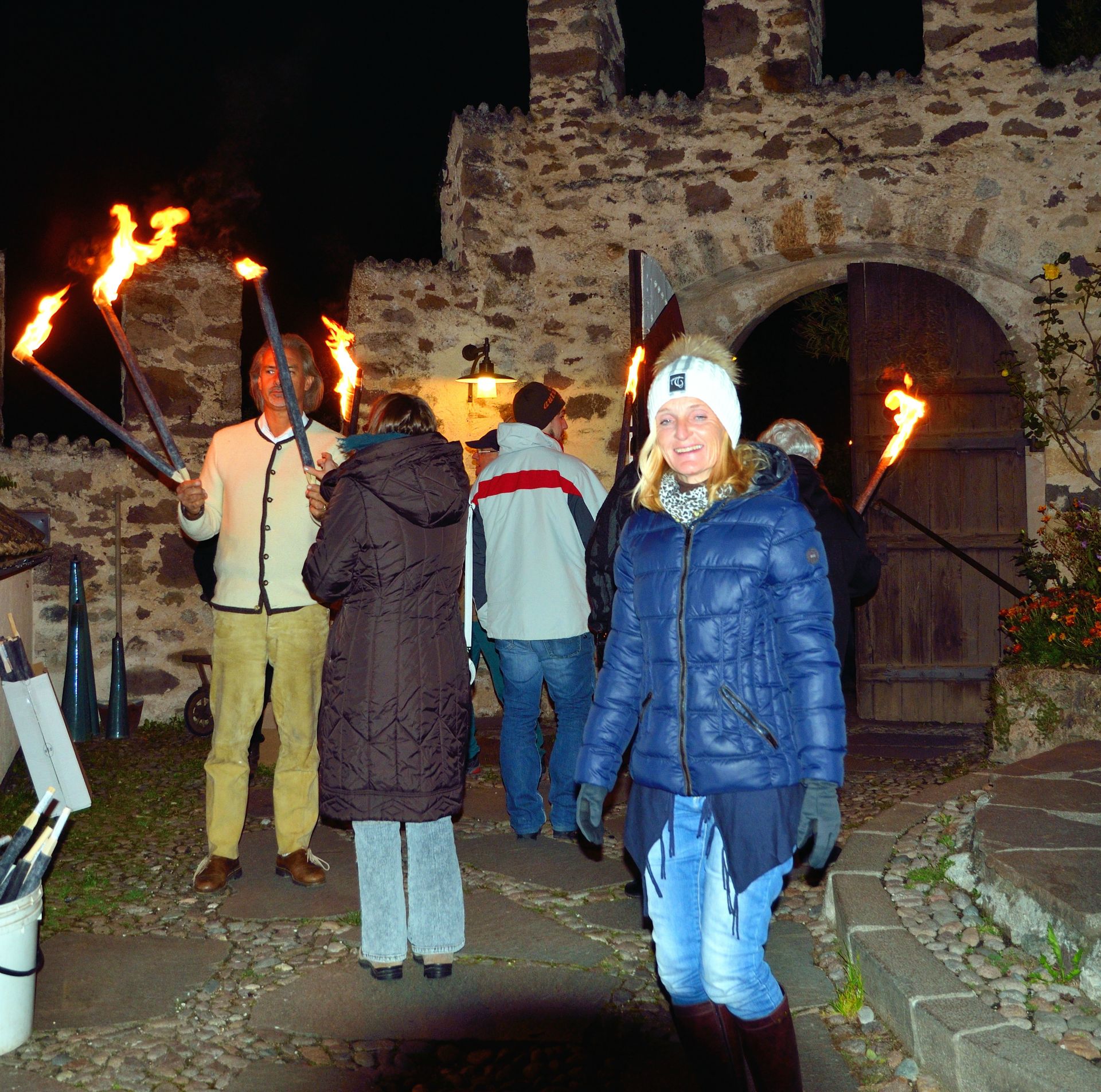 Bereits im Jahre 1229 wird die Wehrburg schriftlich genannt. Damals war sie im Besitz der Herren von Wehrburg und kam durch Heirat zu den Herren von Andrian. Dieses Geschlecht erlosch im Jahre 1798. Die Burg zerfiel zunehmends.