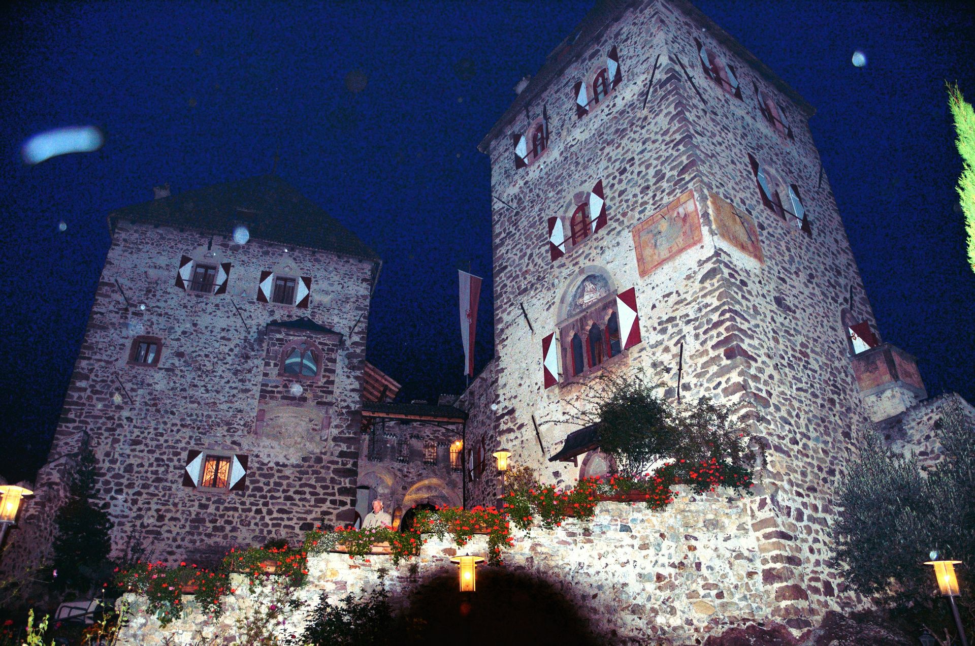 Ein Graf aus Ungarn erstand den Besitz und restaurierte die Wehrburg um 1900 von Grund auf. Nach dem Ersten Weltkrieg übernahm der Engländer Artur Rudston Brown den Bau und verkaufte sie Ende des 20. Jahrhunderts an den Mohrenwirt von Prissian, der die Burg zu einem Hotel umbaute.