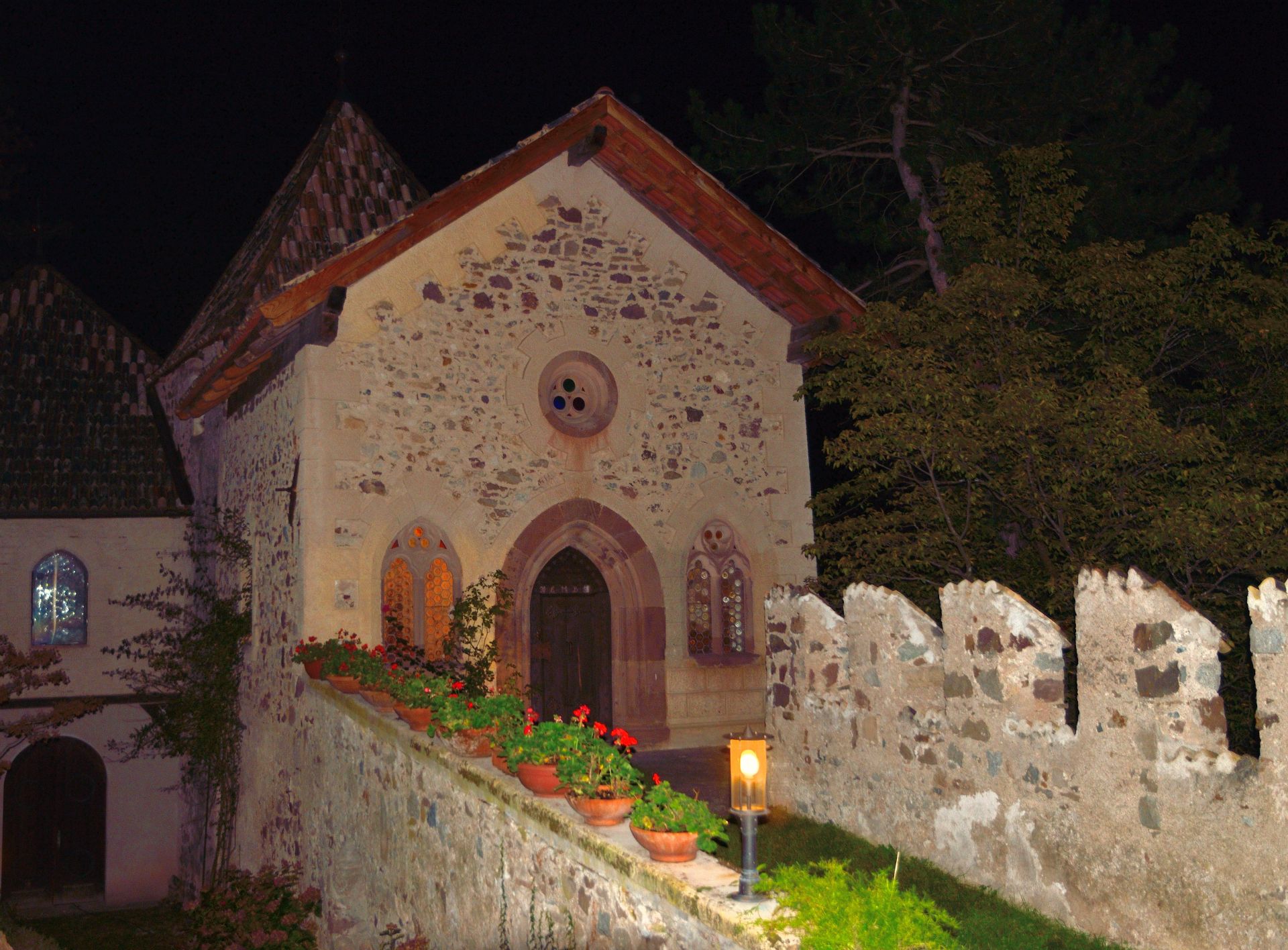 Die Kapelle steht frei gleich hinter dem Eingang der Wehrburg. Sie stammt aus dem 15. Jahrhundert, stand also am Anfang noch nicht an der Stelle...