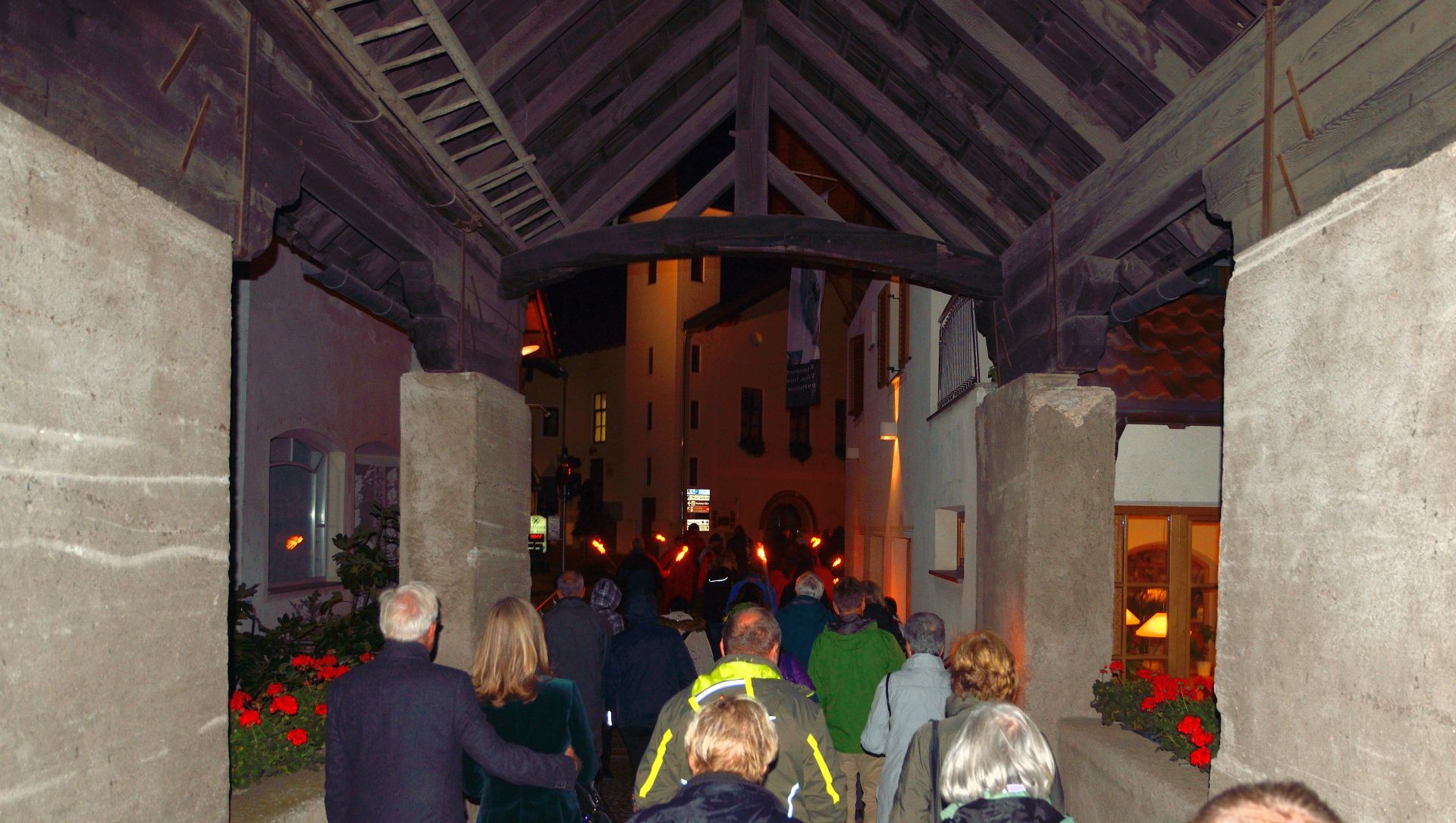 Nach 1 Stunde brechen wir auf zur 3. Location, Der Fahlburg in Prissian. Dafür überqueren wir diese mittelalterliche Brücke mitten in Prissian...