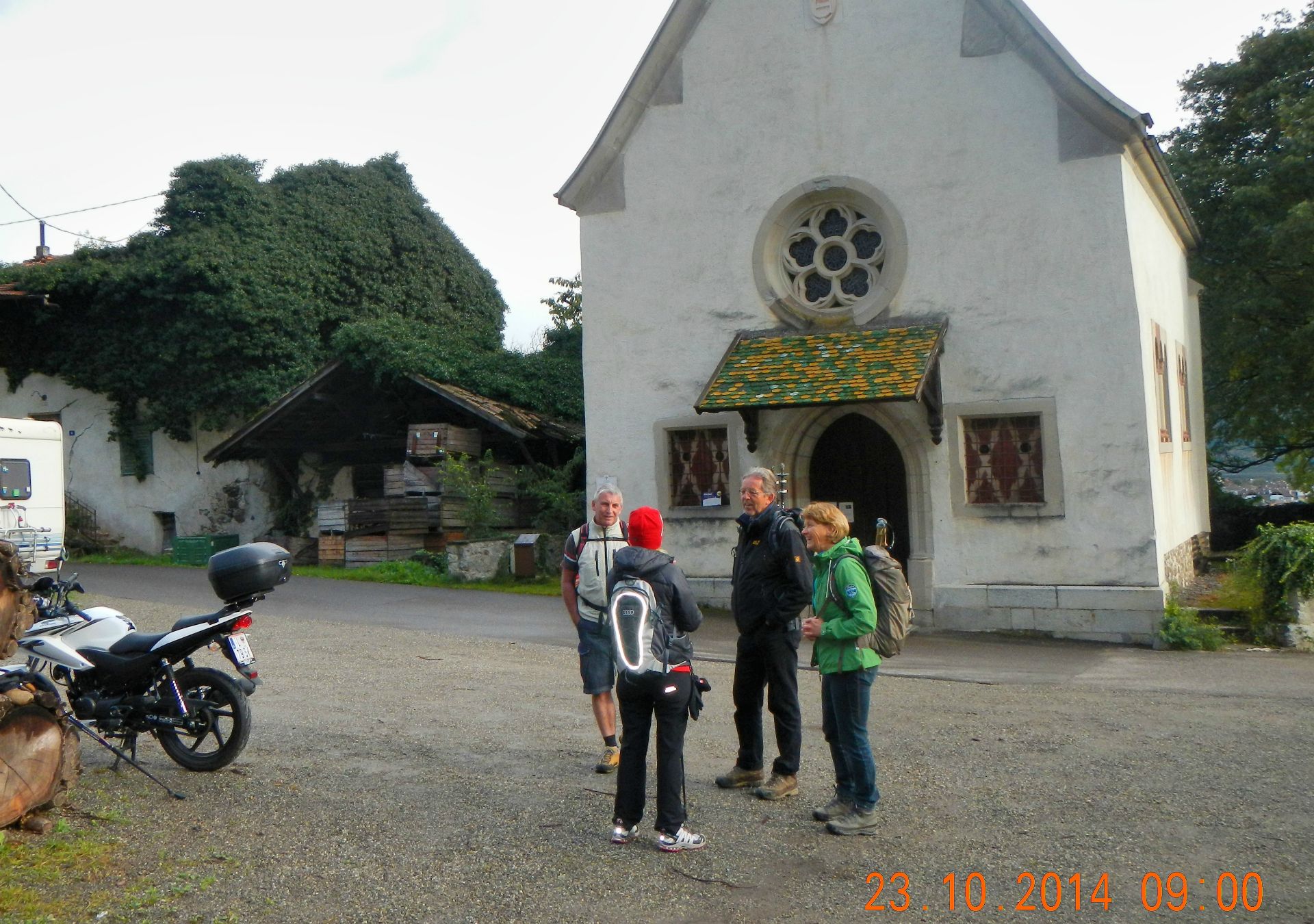 Nach dem Frühstück fahren wir mit der Honda hinunter nach Lana zur St. Margarethenkapelle, dem Ausgangspunkt der Wanderung. Um 10 Uhr ist Treffpunkt, es warten schon 3 Teilnehmer, vorzu treffen alle 10 Teilnehmer und der Wanderführer Christoph Gufler ein...