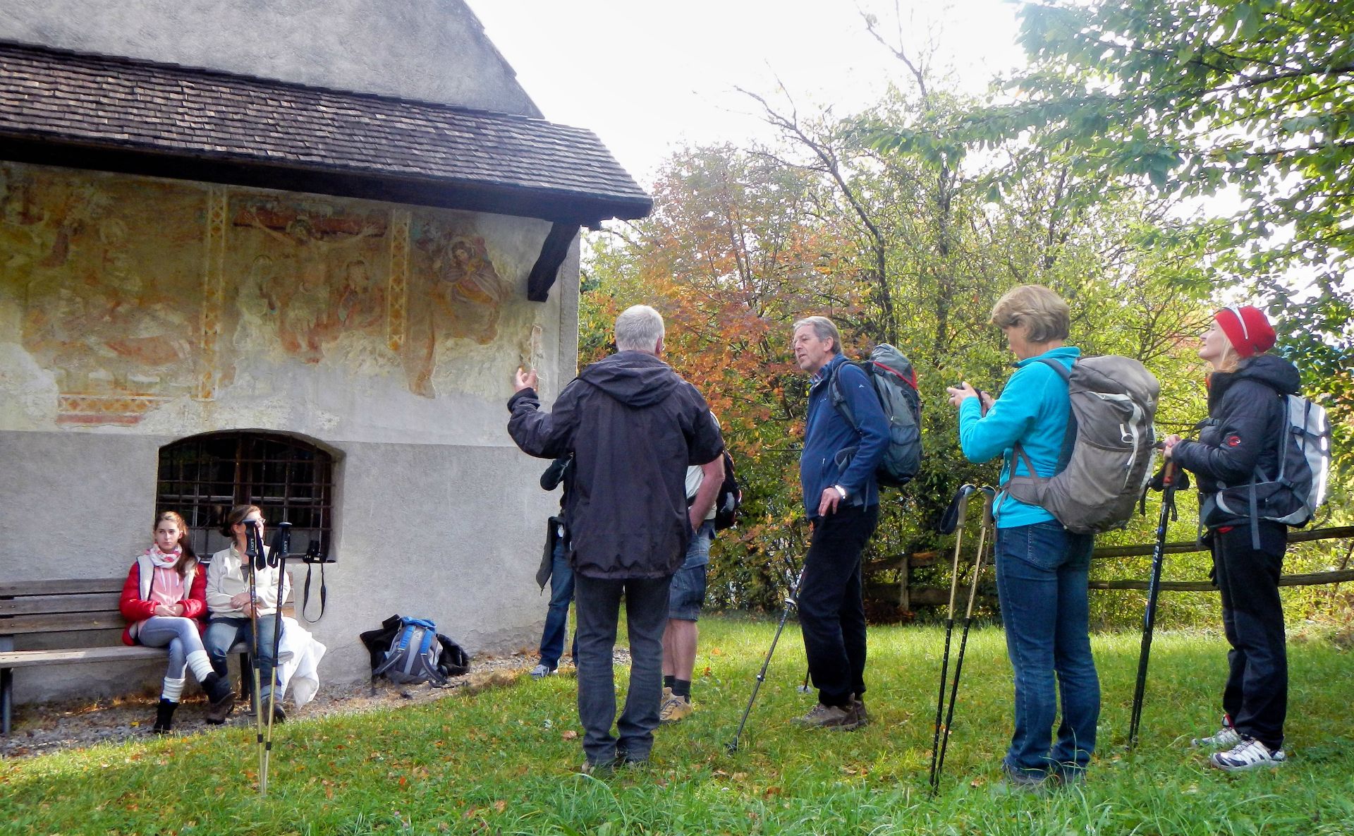 Die St. Georgen-Kirche ist nur von außen zu besichtigen. Bereits im 7. Jh. bestand eine karolingische Holzkirche, die im 8. - 9. Jh. durch einen Dreiapsidensaal und im 14. Jh. durch die heutigen gotischen Kirche abgelöst wurde. Fresken: St. Georg, Kreuzigung und Hl. Christopherus (um 1400). 1986 wurde die Kirche restauriert...