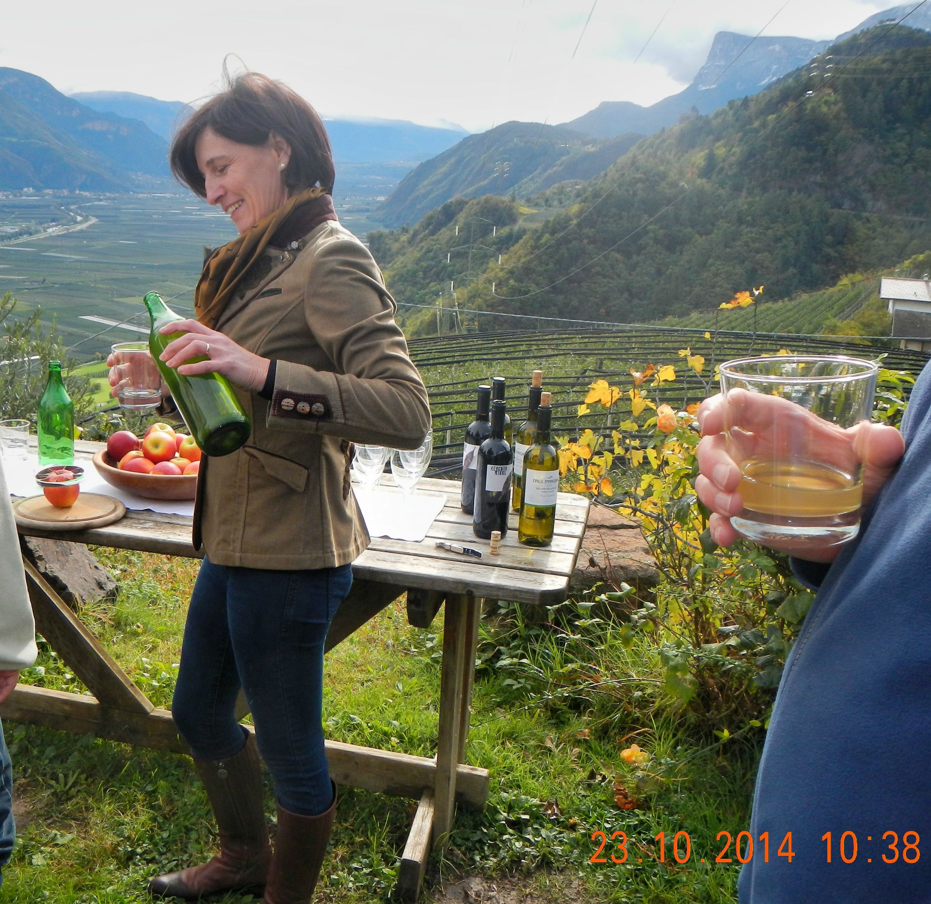 Ein Stück weiter kehren wir ein beim Kirchtalhof. Die Bäuerin erwartet uns schon und serviert, Apfelsaft, Suser, Wein und Obst, natürlich alles aus eigenen Anbau...