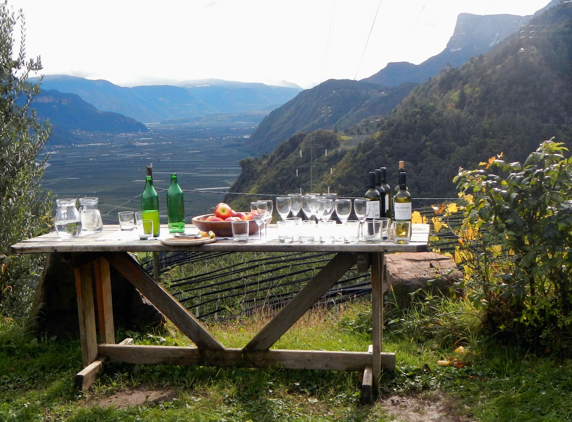 Am Kirchtalhof, Blick vom Etschtal in Richtung Bozen, gestärkt wandern wir weiter, der Weg nach Völlan wird jetzt steiler...