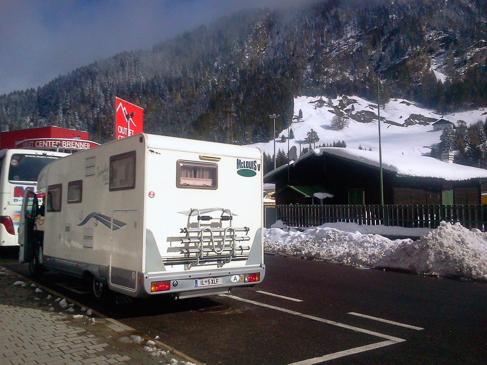 24.10. Heimreise - Gegen Mittag machen wir am Brennerpass Rast und wir kaufen noch ein. Wir sind froh, dass wir vor Reiseantritt die Winterräder montiert haben - 40 cm Neuschnee am Brenner! Um 14 Uhr parken wir das Womo vor der eigenen Haustür, aber nicht lange ---> nächste Woche fahren wir wieder in die selbe Gegend, diesmal mit Freunden.